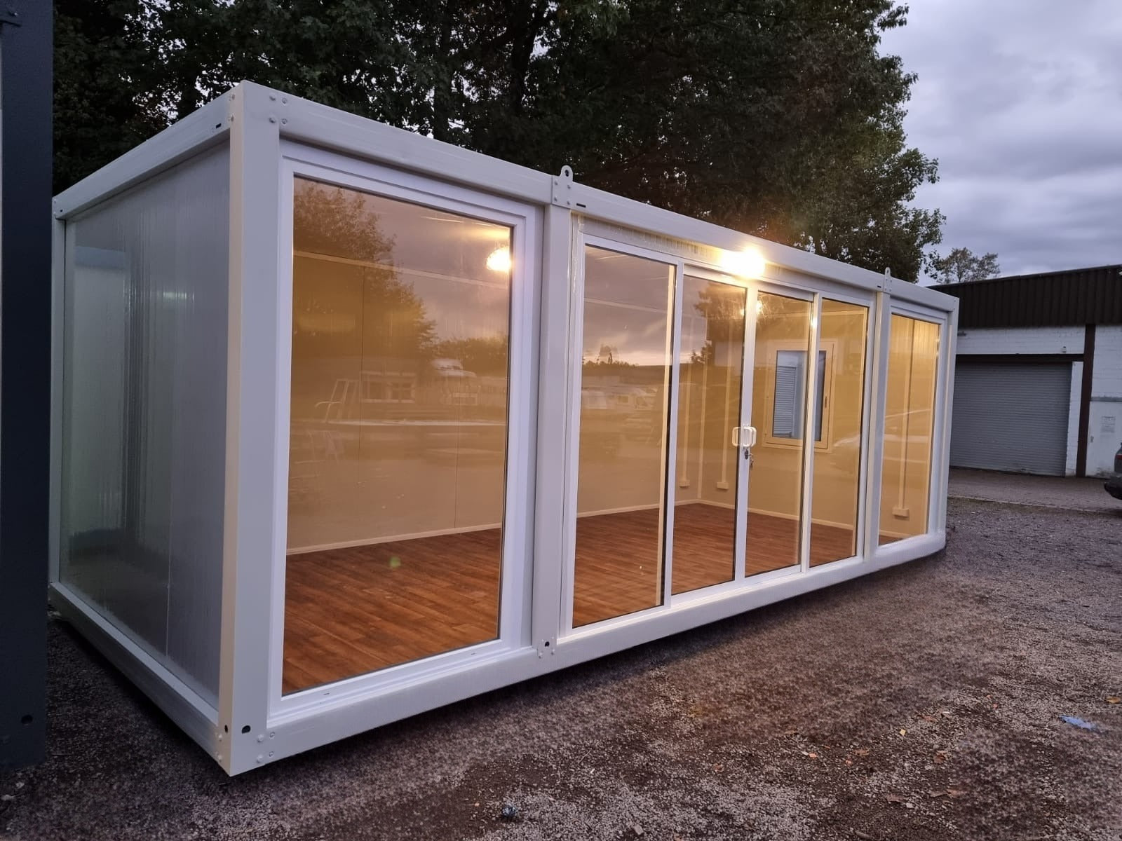 CONTENEDOR DE OFICINA DE VIDRIO